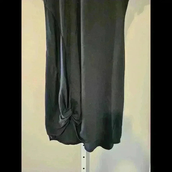 Stylish Black Short Sleeve Dress with Knot Detail - Picture 5 of 5
